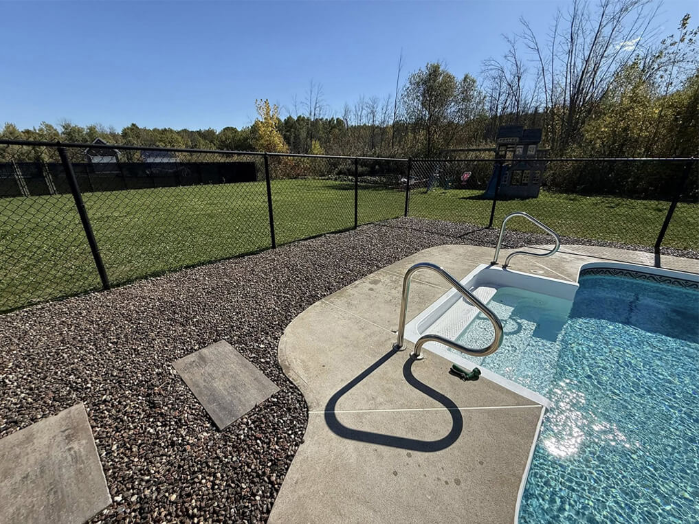 Swimming pool with gravel installation